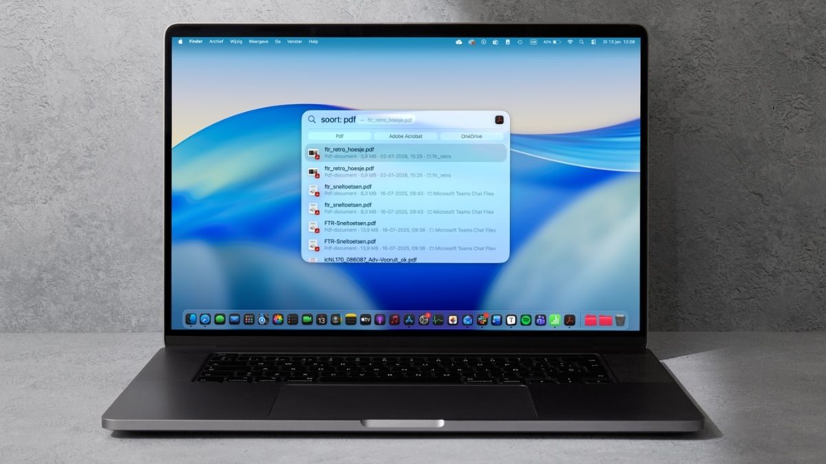MacBook op tafel met Spotlight geopend