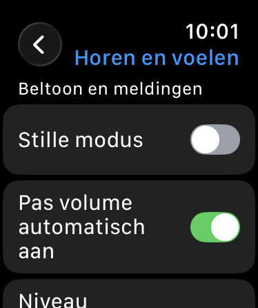 watchOS 26 met instellingen voor Pas volume automatisch aan