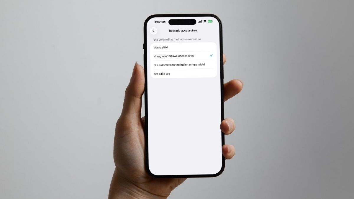 iPhone in hand met instellingen voor bedrade accessoires