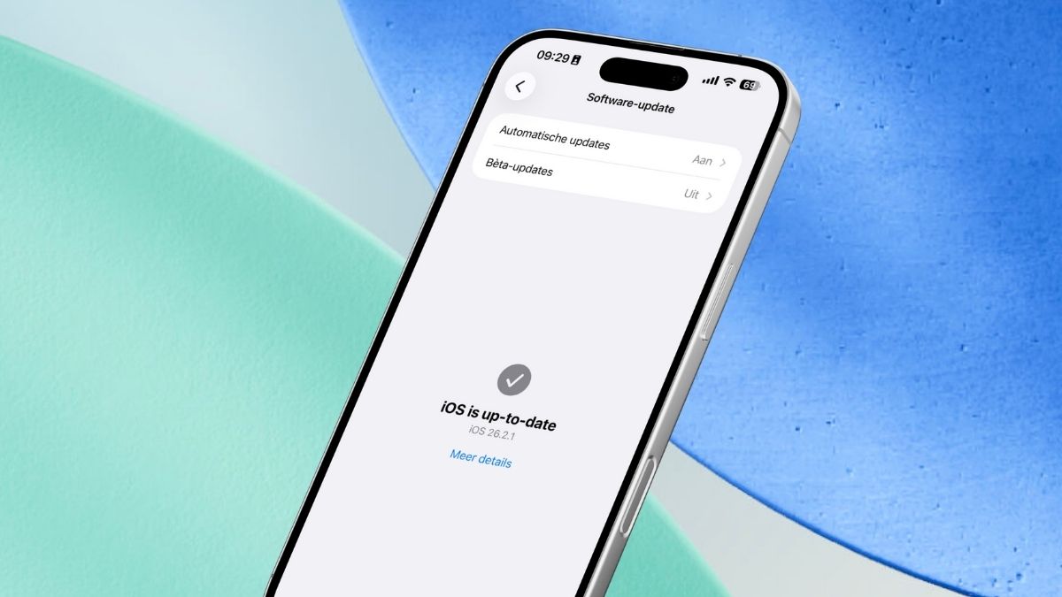 iPhone met instellingen voor updaten en iOS 26.2.1 geïnstalleerd