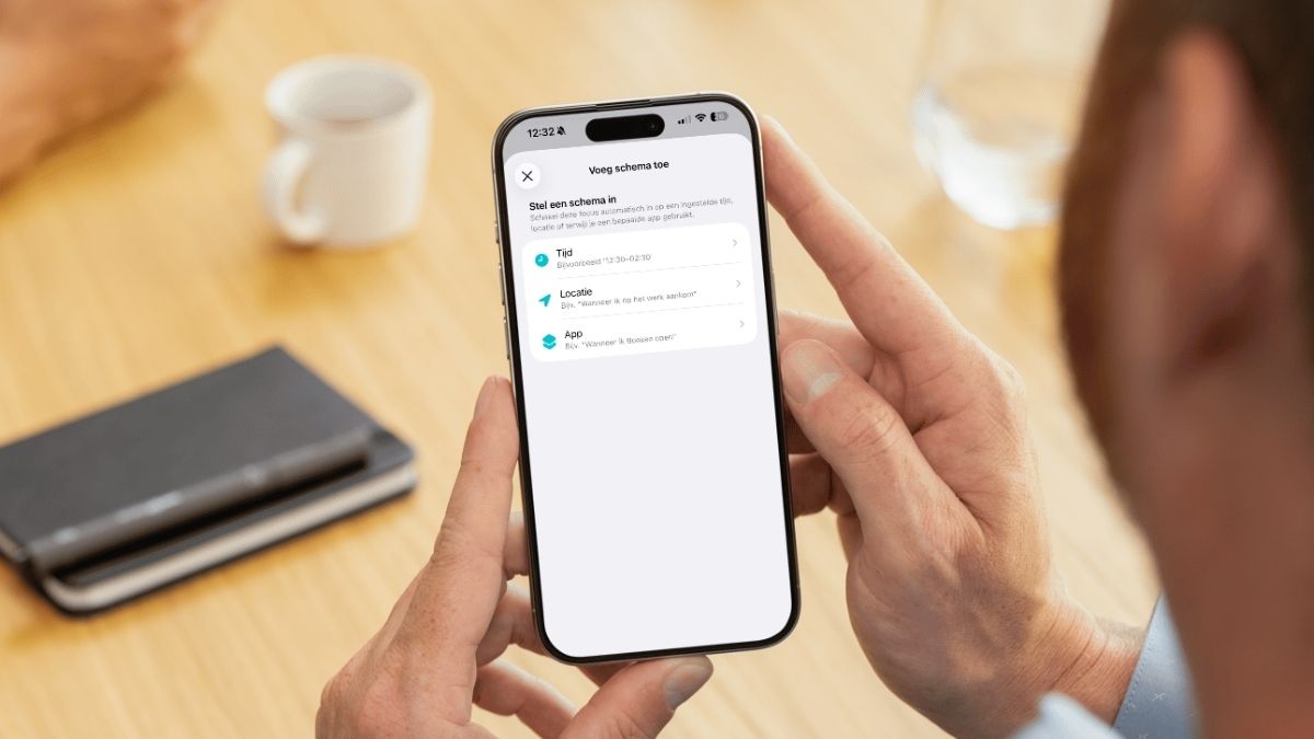 iPhone in handen met instellingen Focus