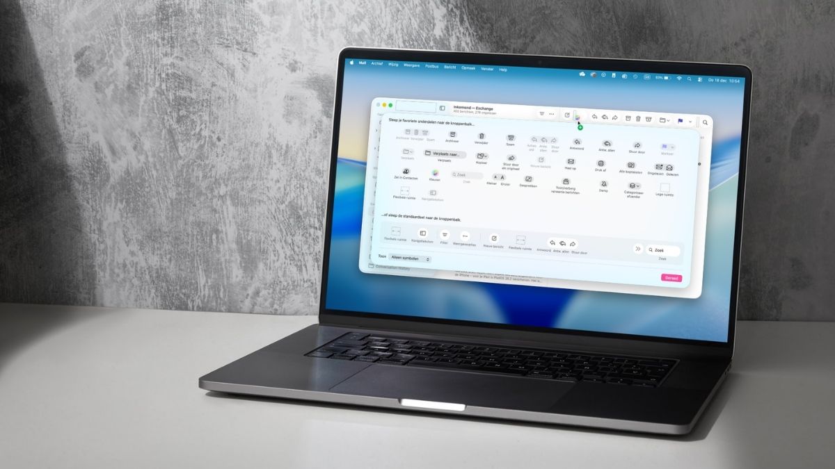 MacBook met Mail-app geopend, op een bureau
