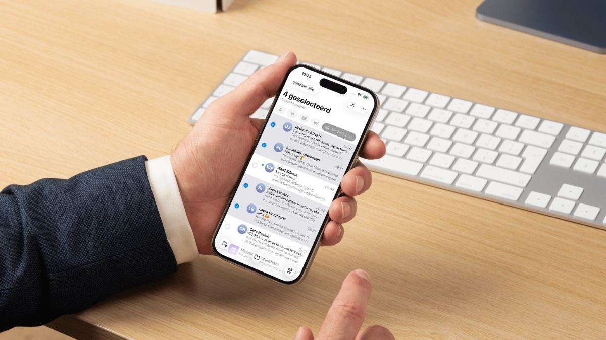Hand met iPhone en Mail-app