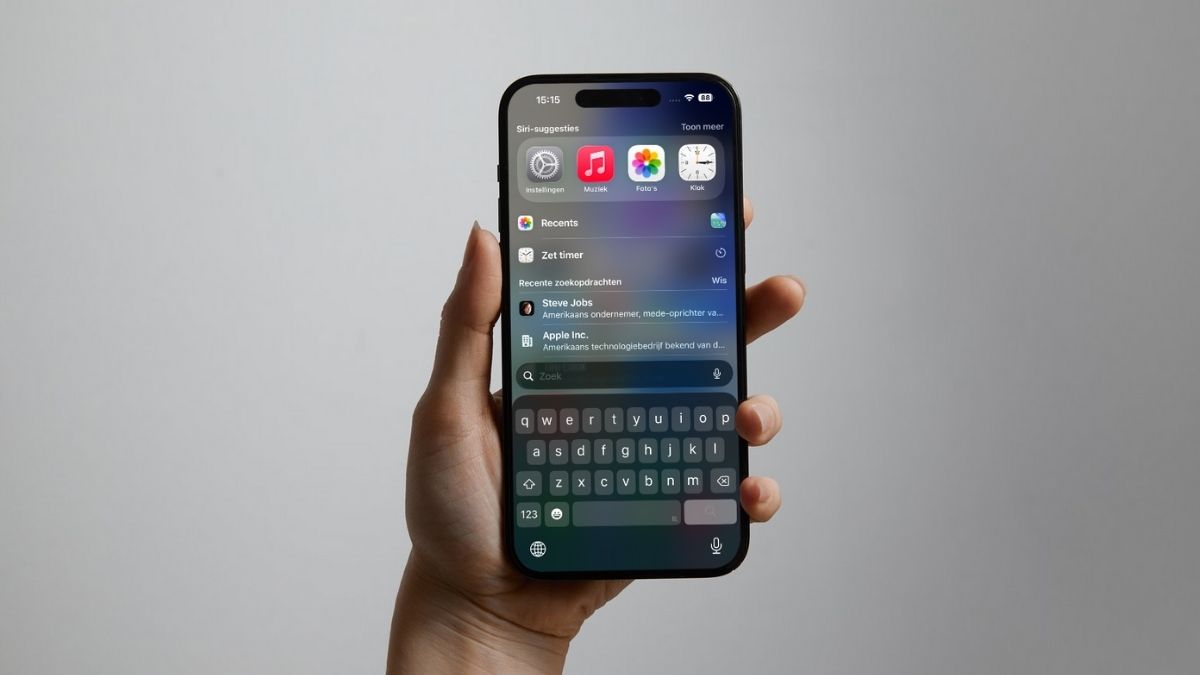 iPhone in hand met Spotlight geopend