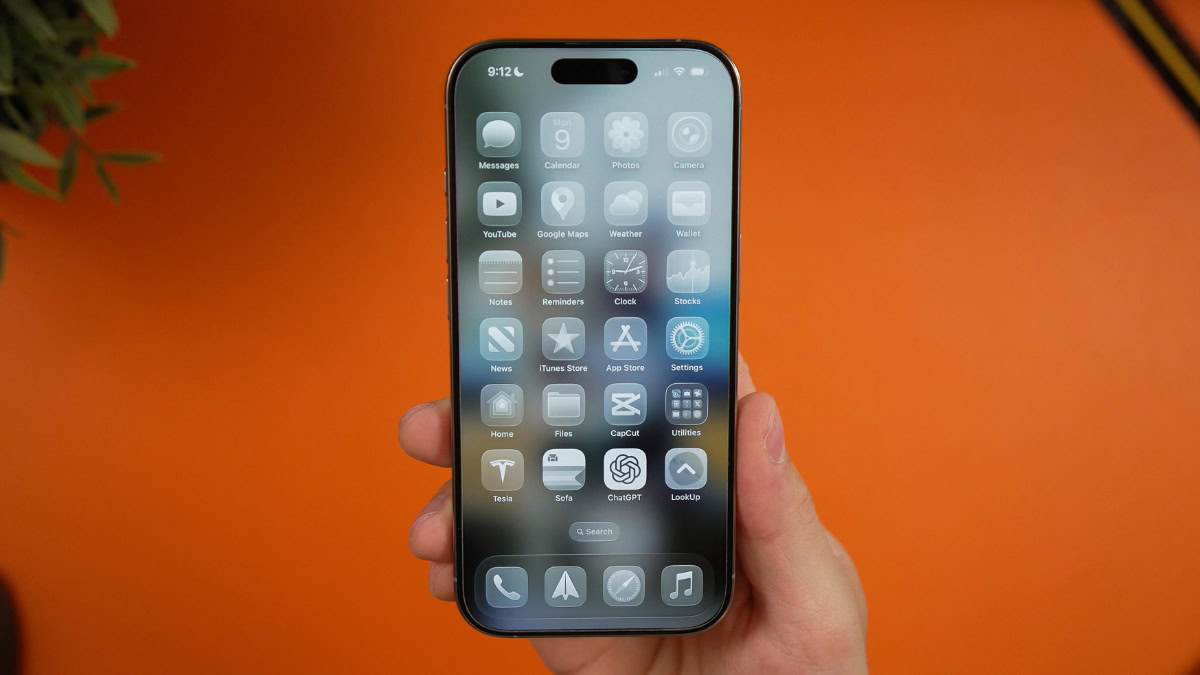 iPhone met doorzichtige app-icoontjes in hand