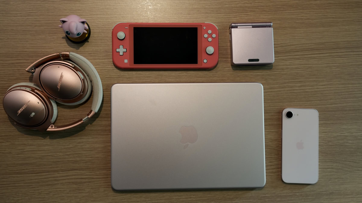 MacBook Neo omringd door roze gadgets