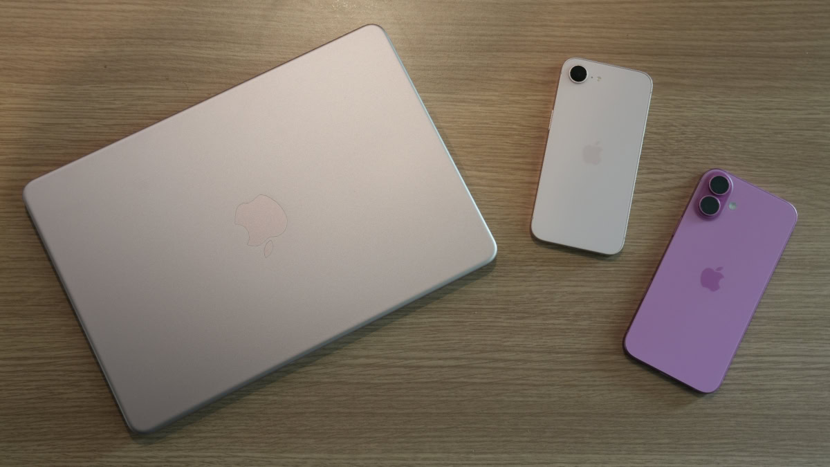 MacBook Neo in Blos naast roze iPhone 17e en iPhone 16 Plus