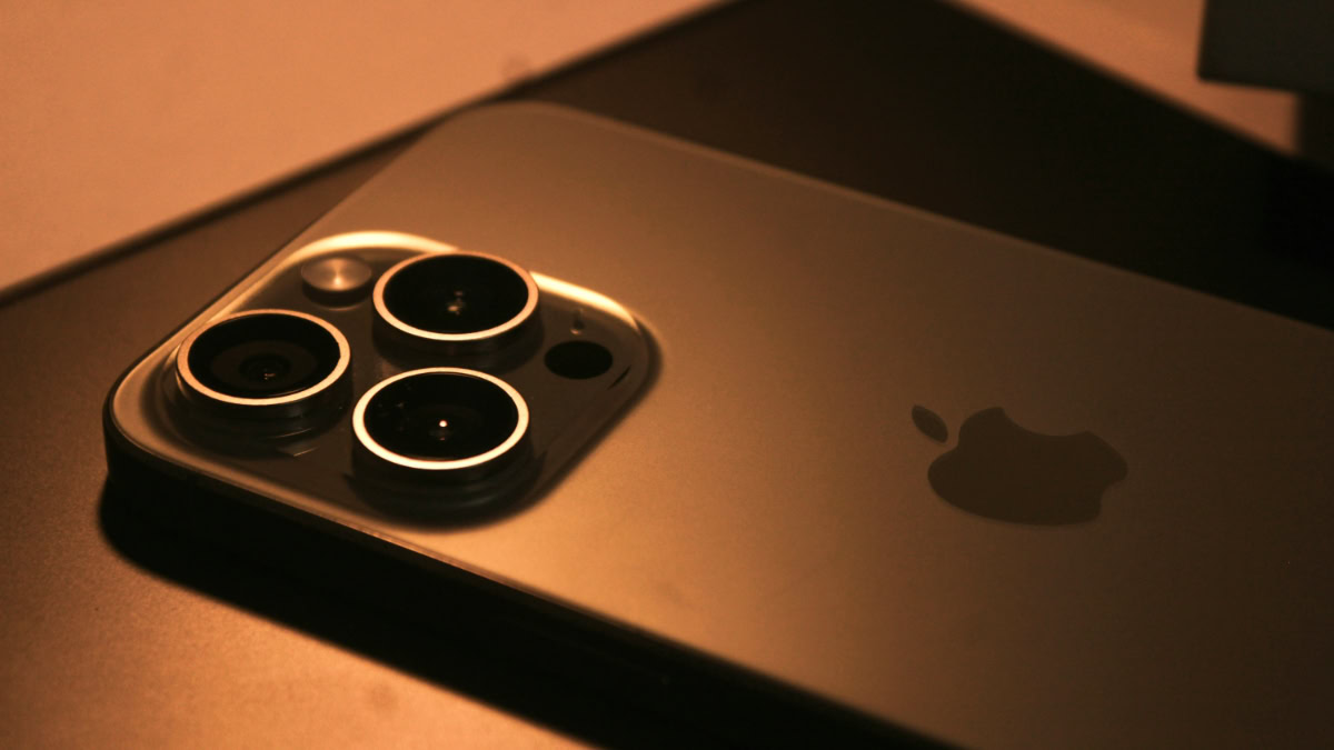 iPhone 17 Pro liggend op vlakke ondergrond