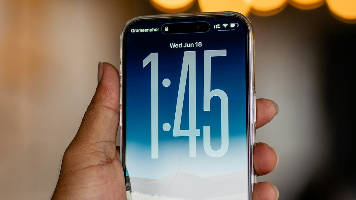 iPhone-lockscreen in hand