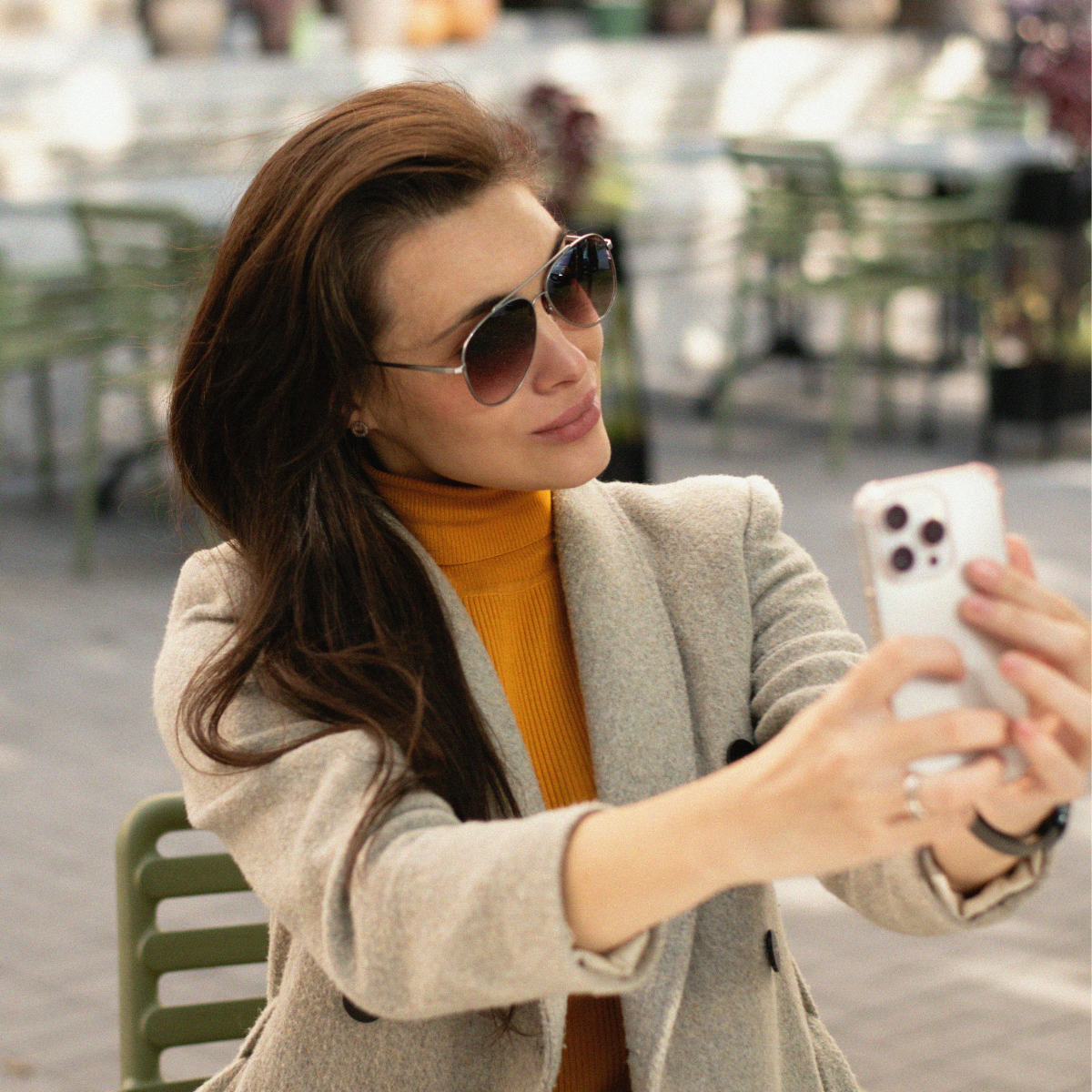 Vrouw die selfie maakt met iPhone