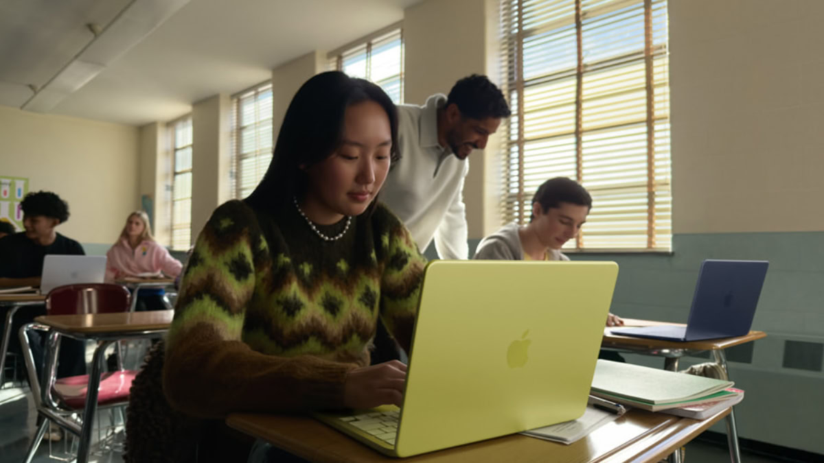Klaslokaal met leerlingen met MacBook Neo