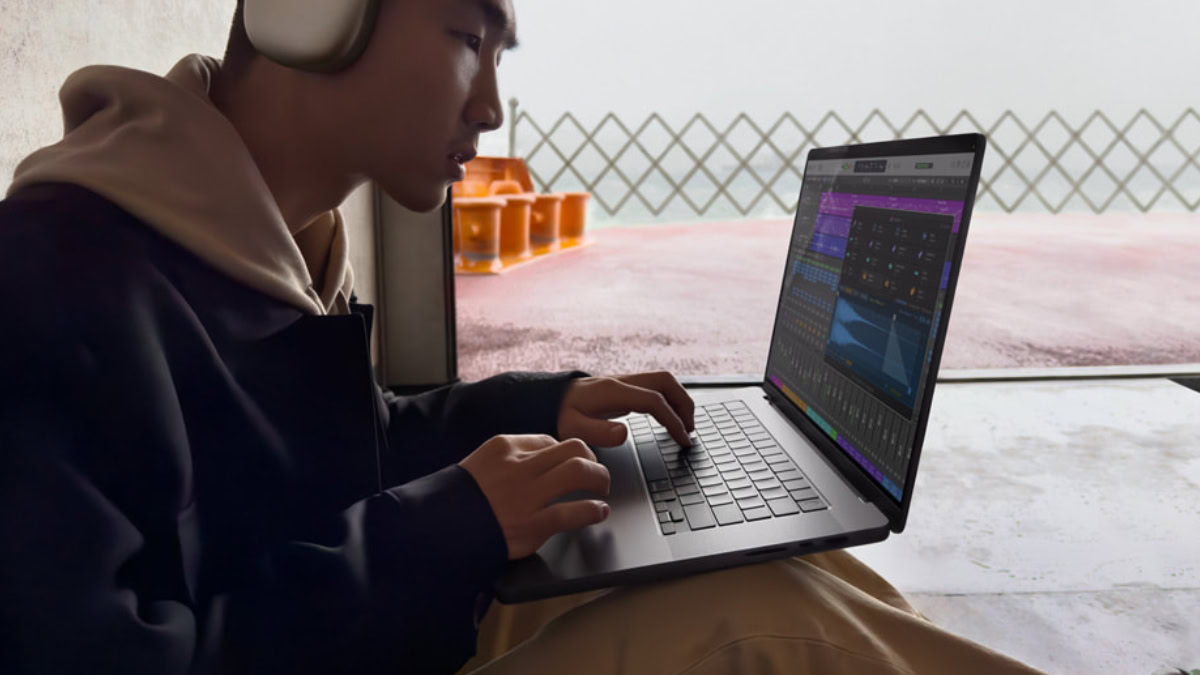 Man met MacBook en Apple Creator Studio