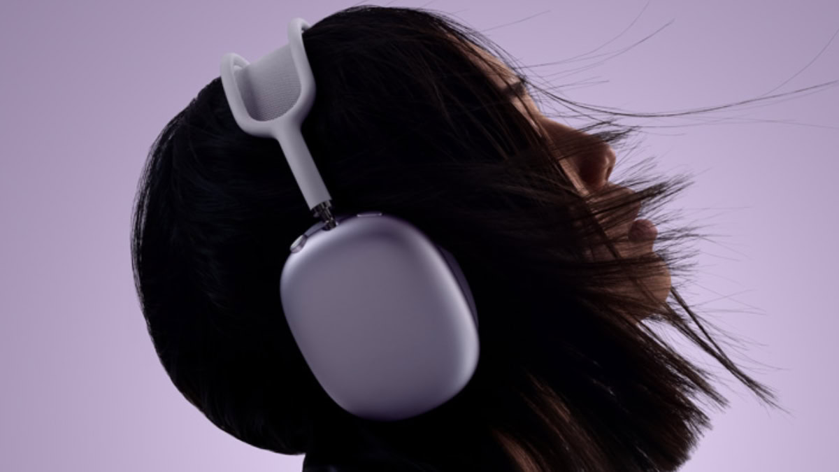 AirPods Max op hoofd van vrouw