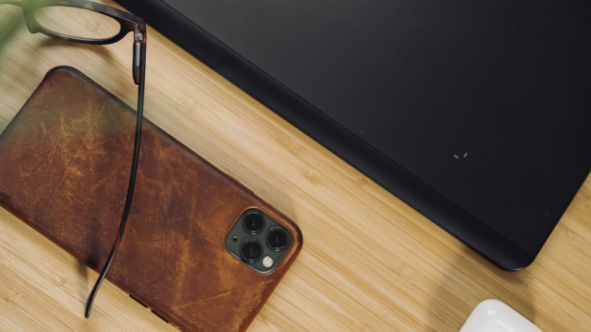 iPhone met bril en airpods