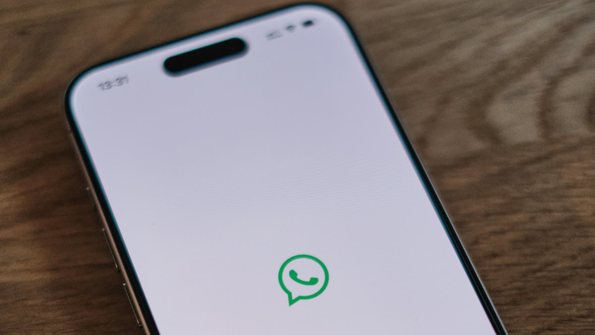 iPhone met opstartscherm WhatsApp