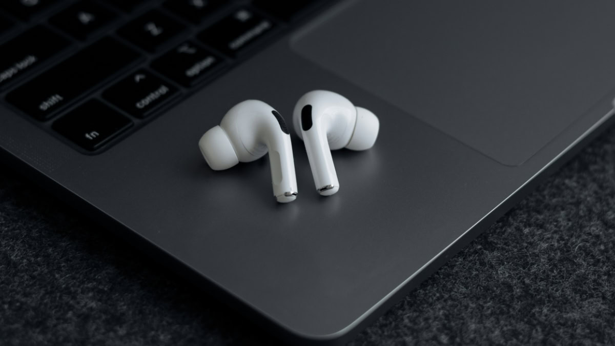 AirPods op behuizing MacBook