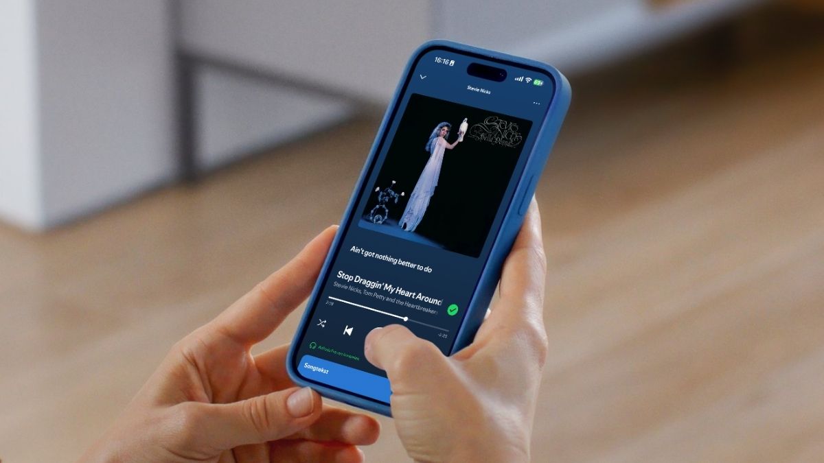 iPhone met Spotify in handen