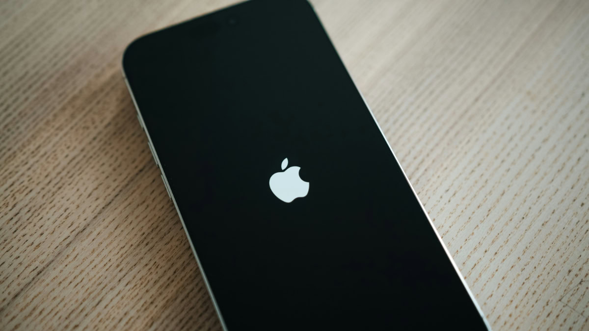 iPhone met zwart opstartscherm en Apple-logo