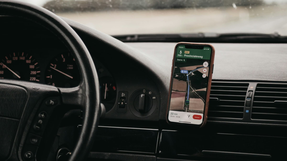 Auto met iPhone en Google Maps