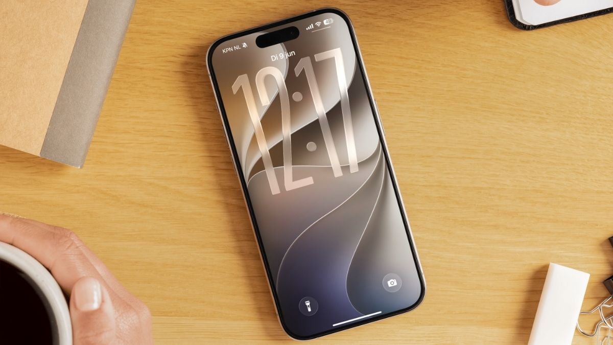 iOS 27 wallpaper op iPhone op bureau