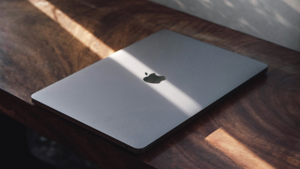 MacBook op tafel met streepje zonlicht