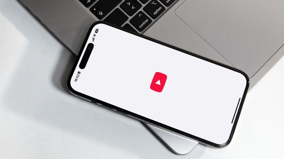 iPhone met YouTube op MacBook