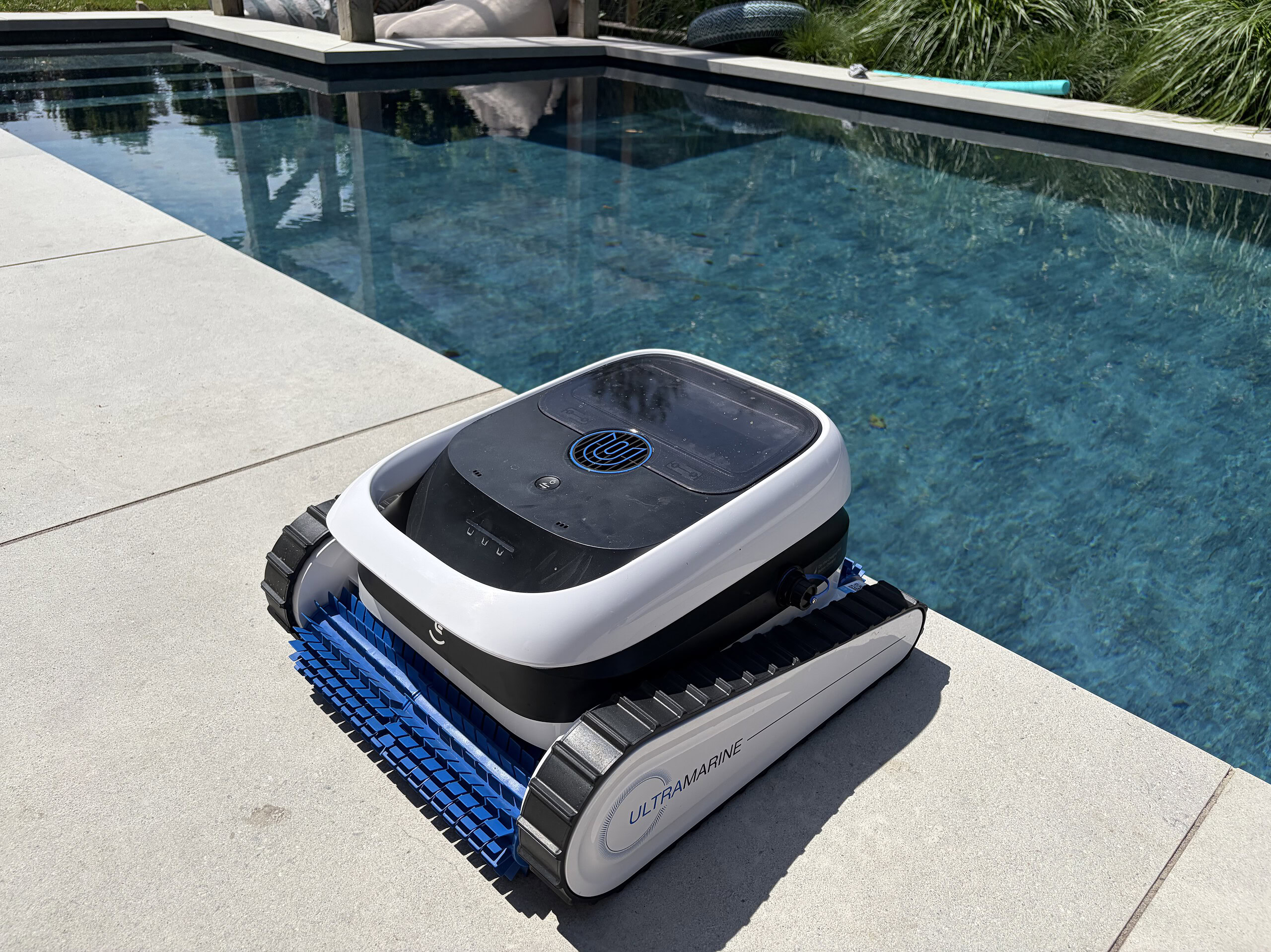 ECOVACS ULTRAMARINE P1 aan de zwembadrand