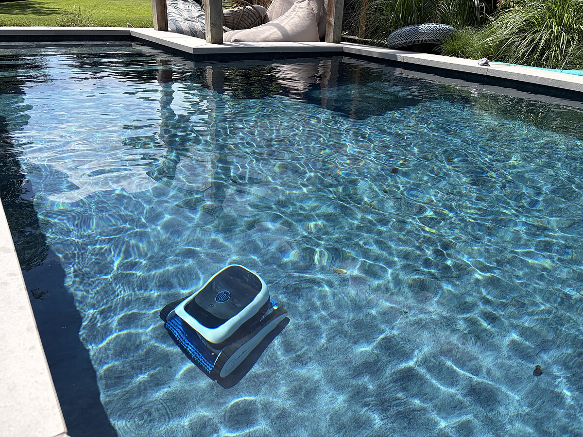ECOVACS ULTRAMARINE P1 in het water