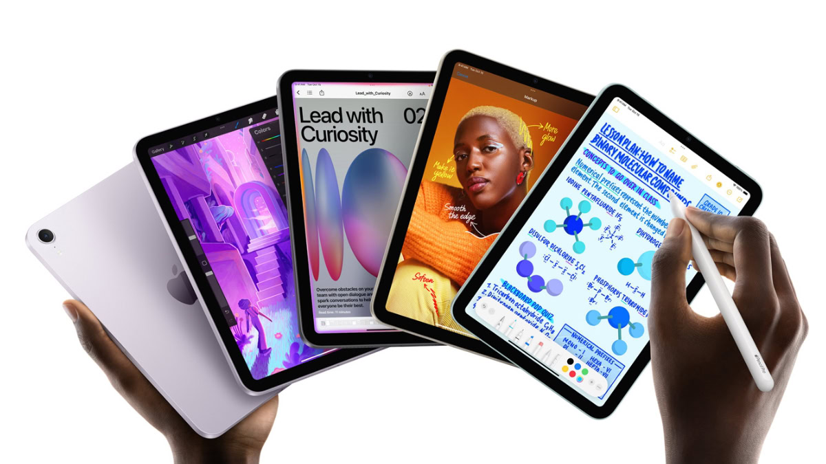 Vijf iPad mini's naast elkaar, tussen twee handen
