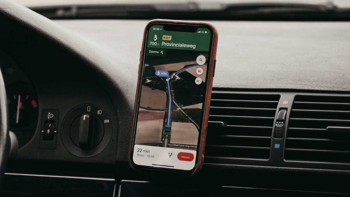 iPhone met Apple Kaarten in houder naar stuur