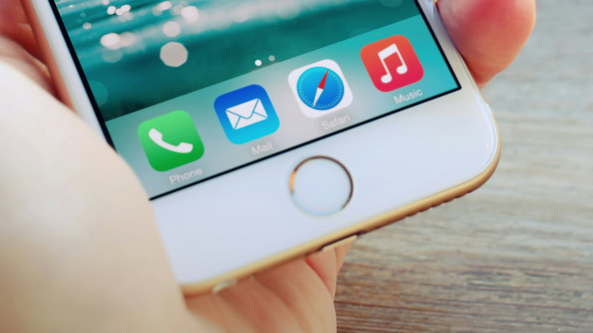 iPhone met thuisknop in hand