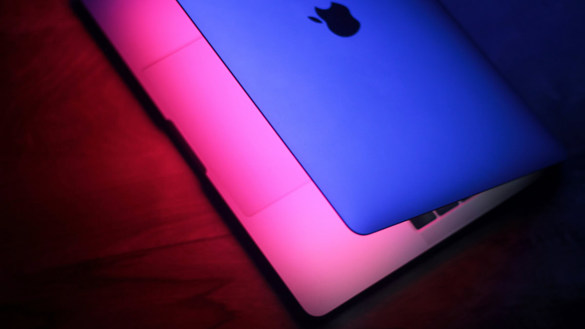 Half geopende MacBook van boven
