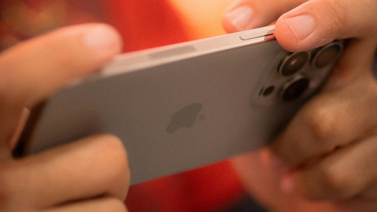 Horizontale iPhone die in twee handen wordt vastgehouden