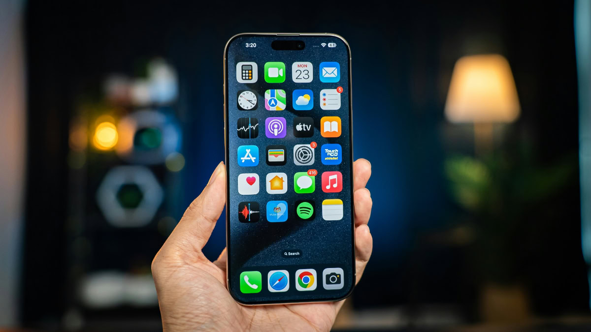 iPhone in hand met thuisscherm vol apps