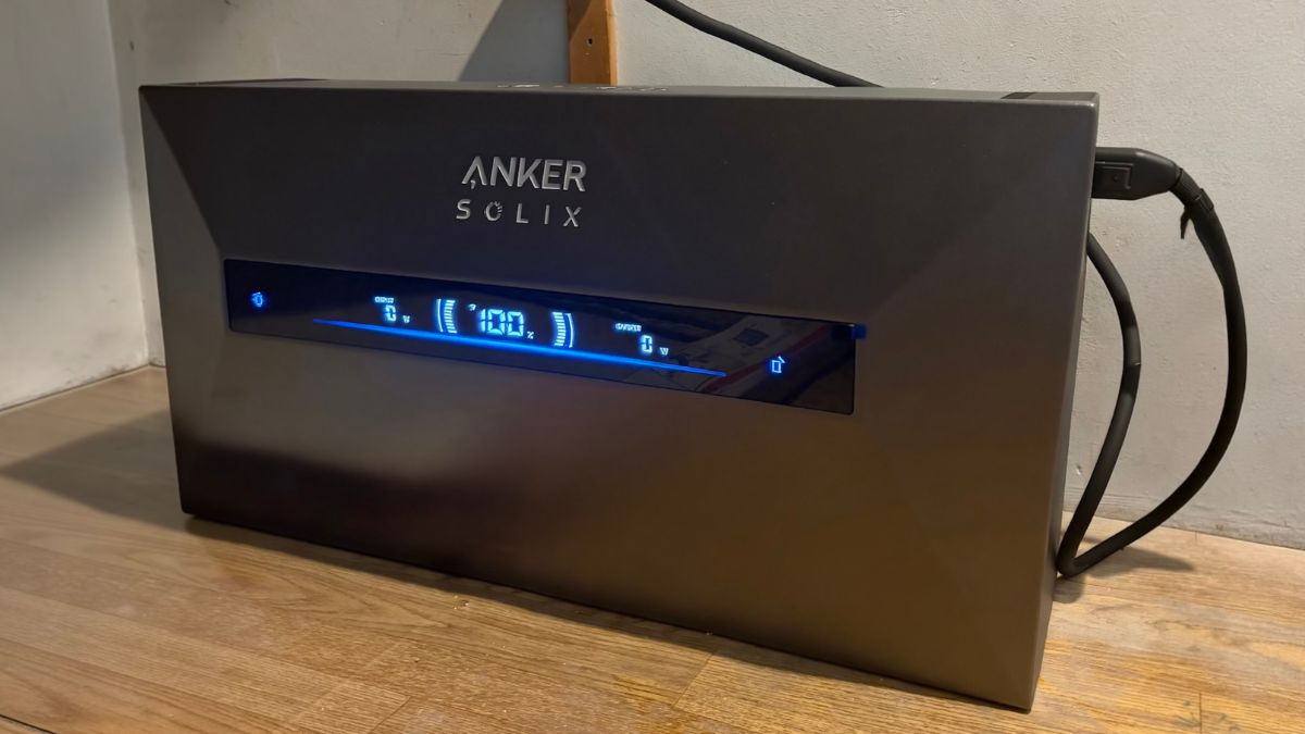 Anker Solix thuisbatterij in kelderkast