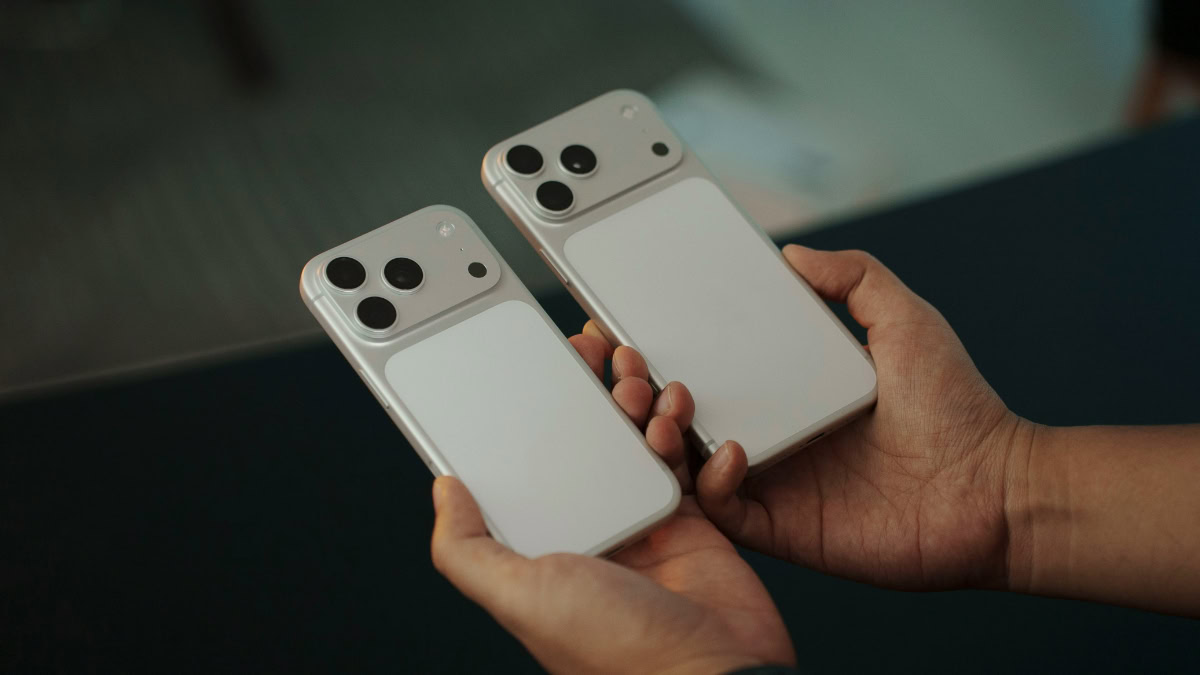 Twee Pro iPhones naast elkaar in handen