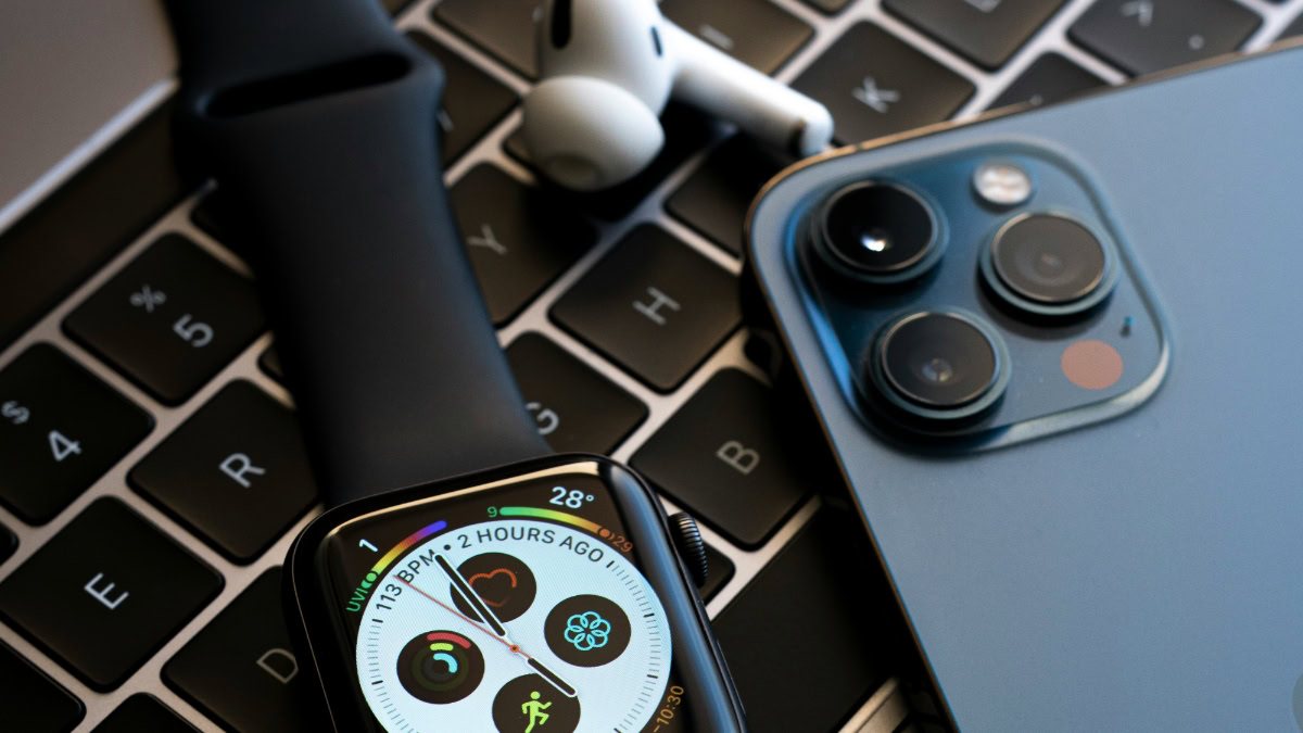 iPhone, AirPod en Apple Watch op toetsenbord Mac