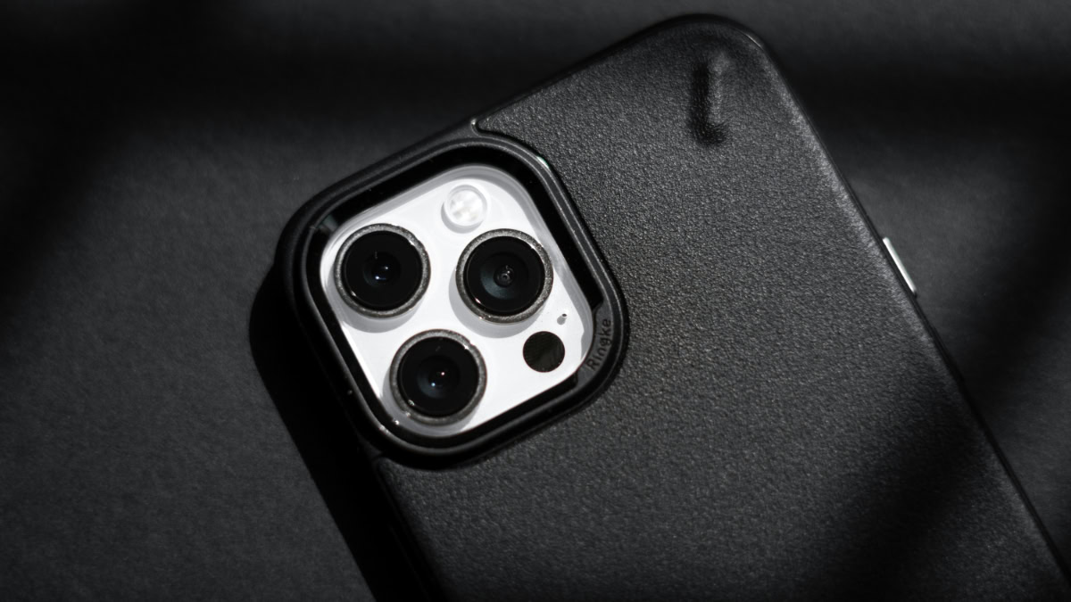 iPhone Pro in zwart hoesje met licht dat erop schijnt