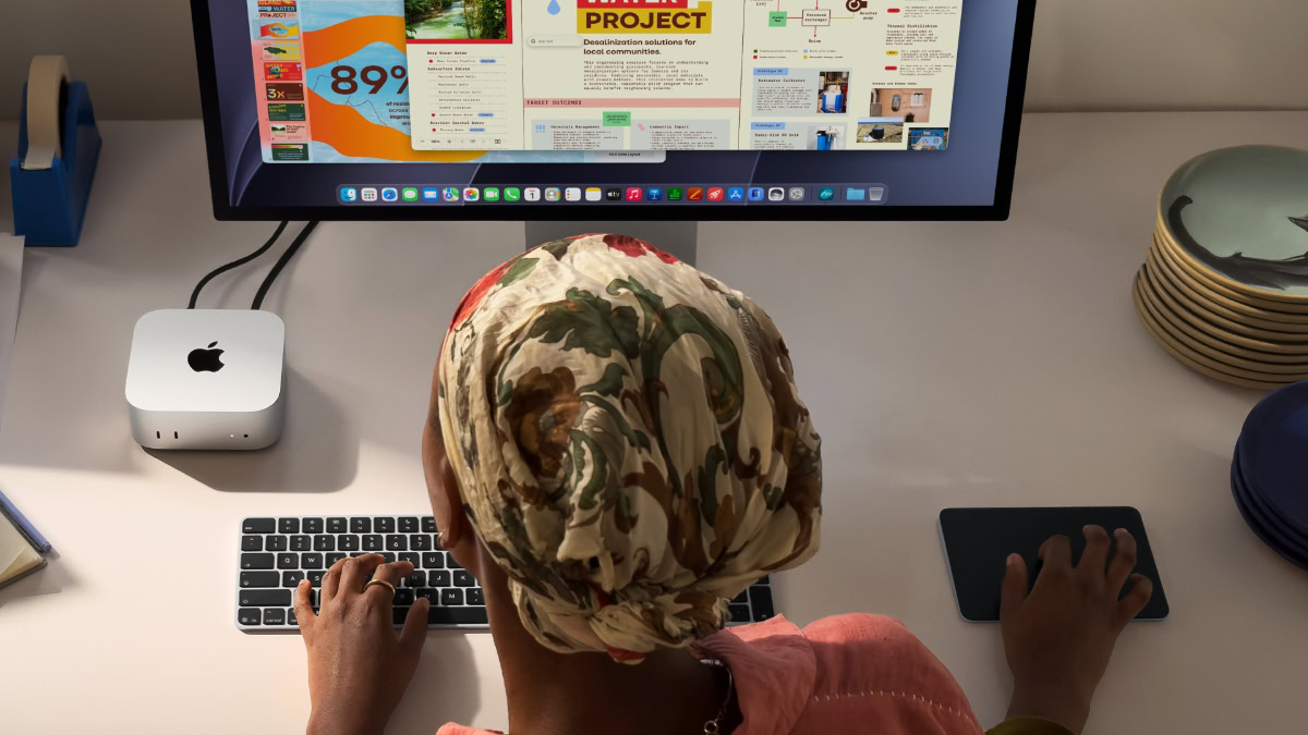 Iemand die aan bureau zit en met Mac mini 2026 werkt