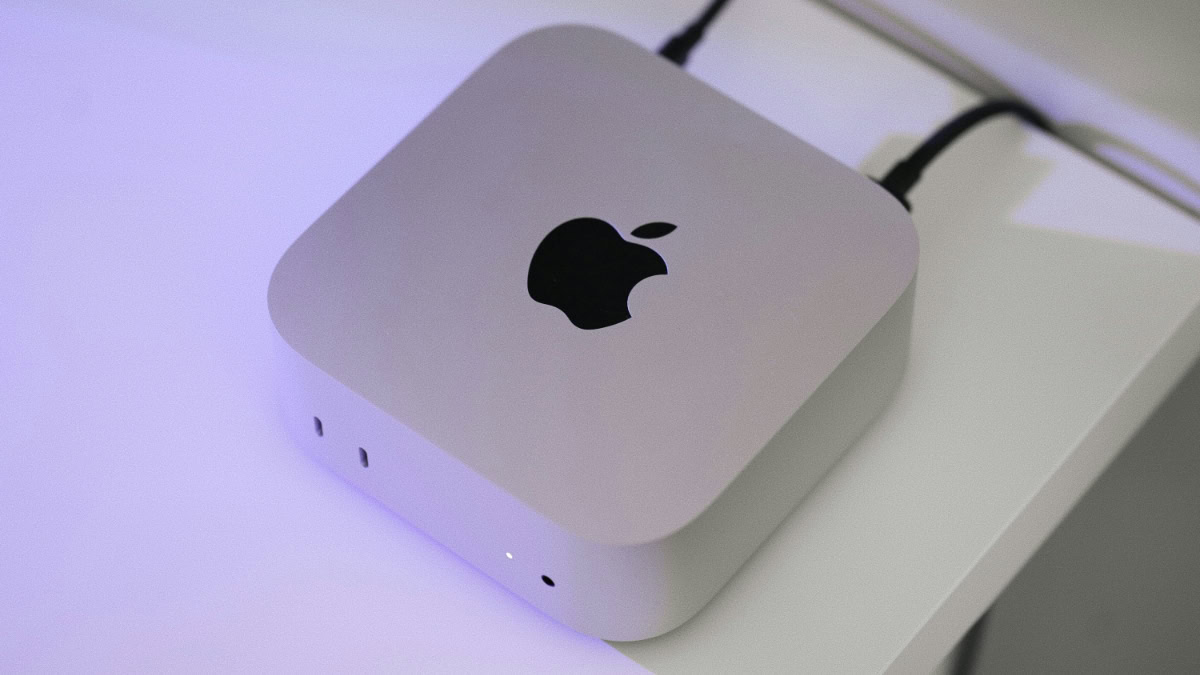 Aangesloten Mac mini op bureau