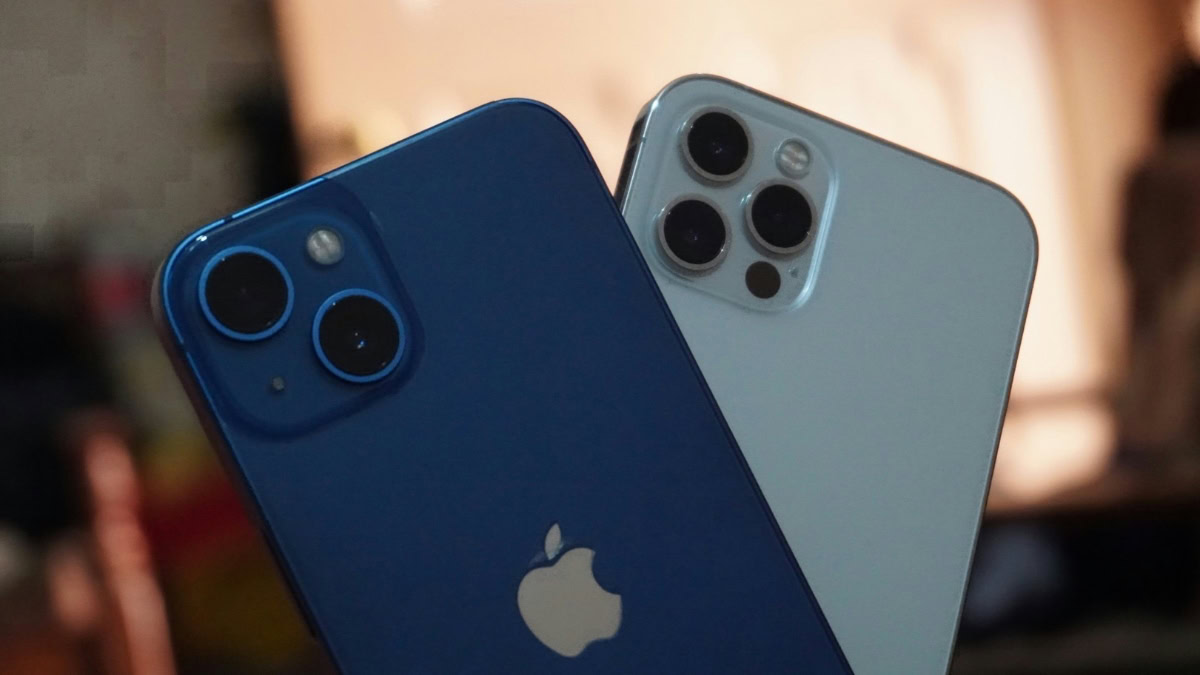 Twee blauwe iPhones naast elkaar