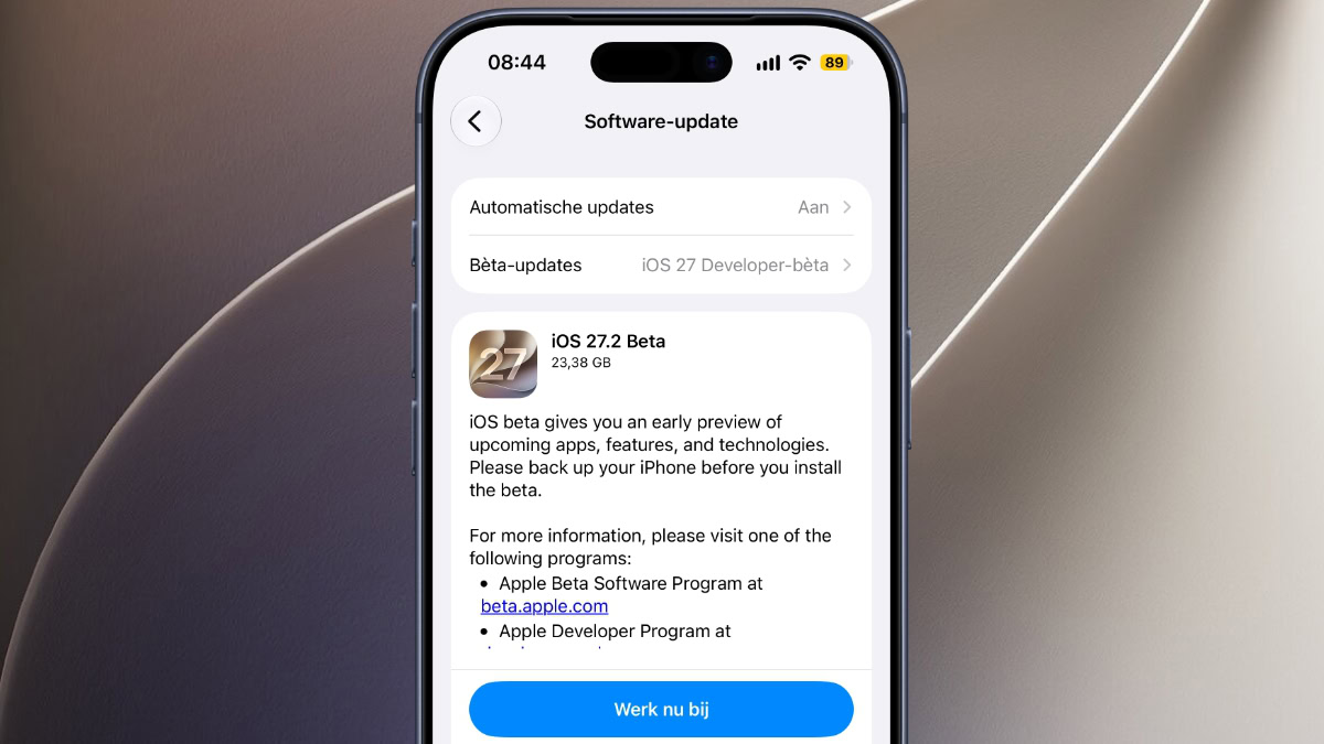iPhone met installatiescherm iOS 27.2 bèta 1