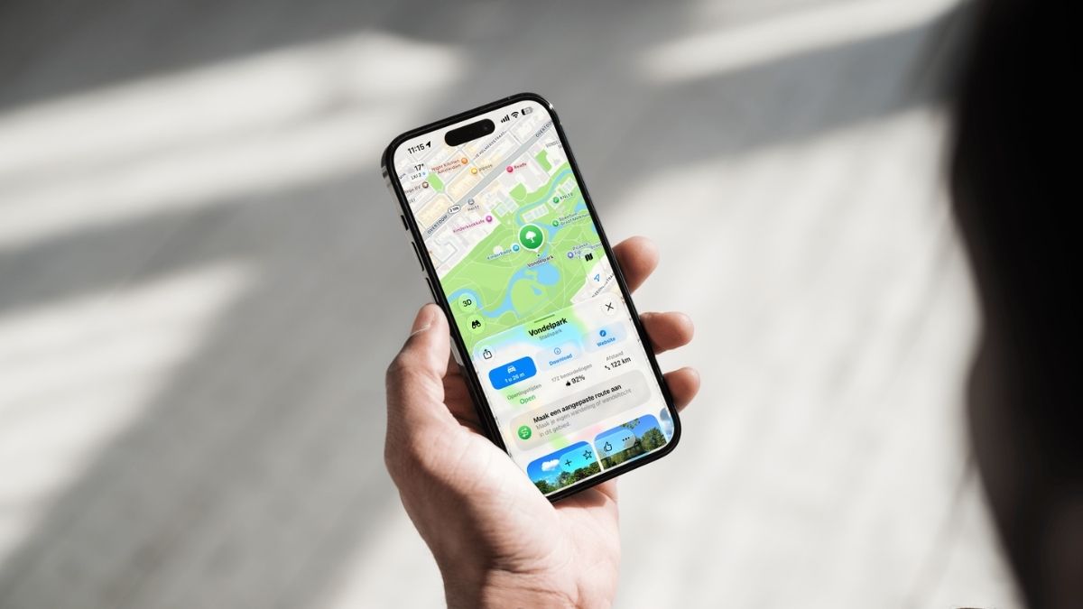 iPhone met Apple Kaarten in hand