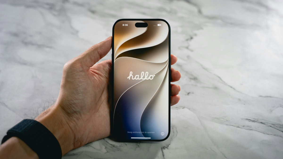 iPhone 18 Pro in hand boven marmeren ondergrond