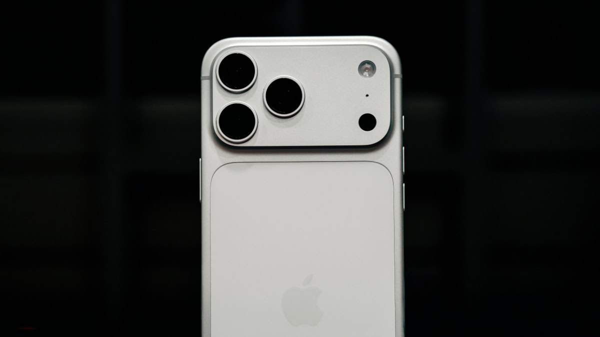 Achterzijde iPhone 17 Pro voor zwarte achtergrond