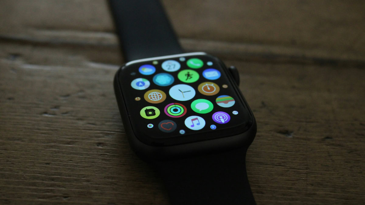 Apple Watch op houten ondergrond met app-icoontjes