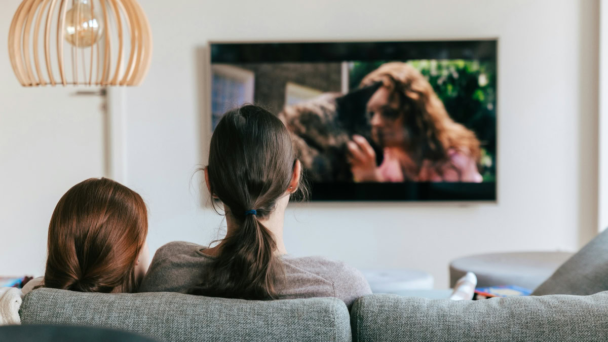 Twee mensen op bank voor televisie