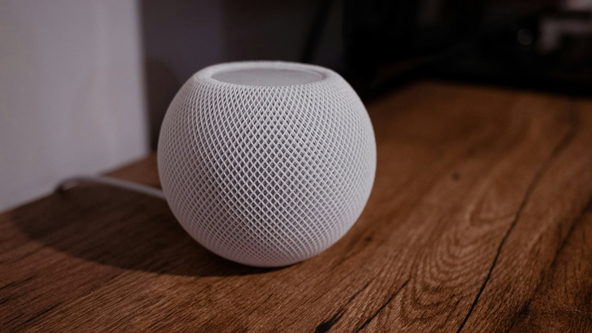 HomePod mini op houten tafel