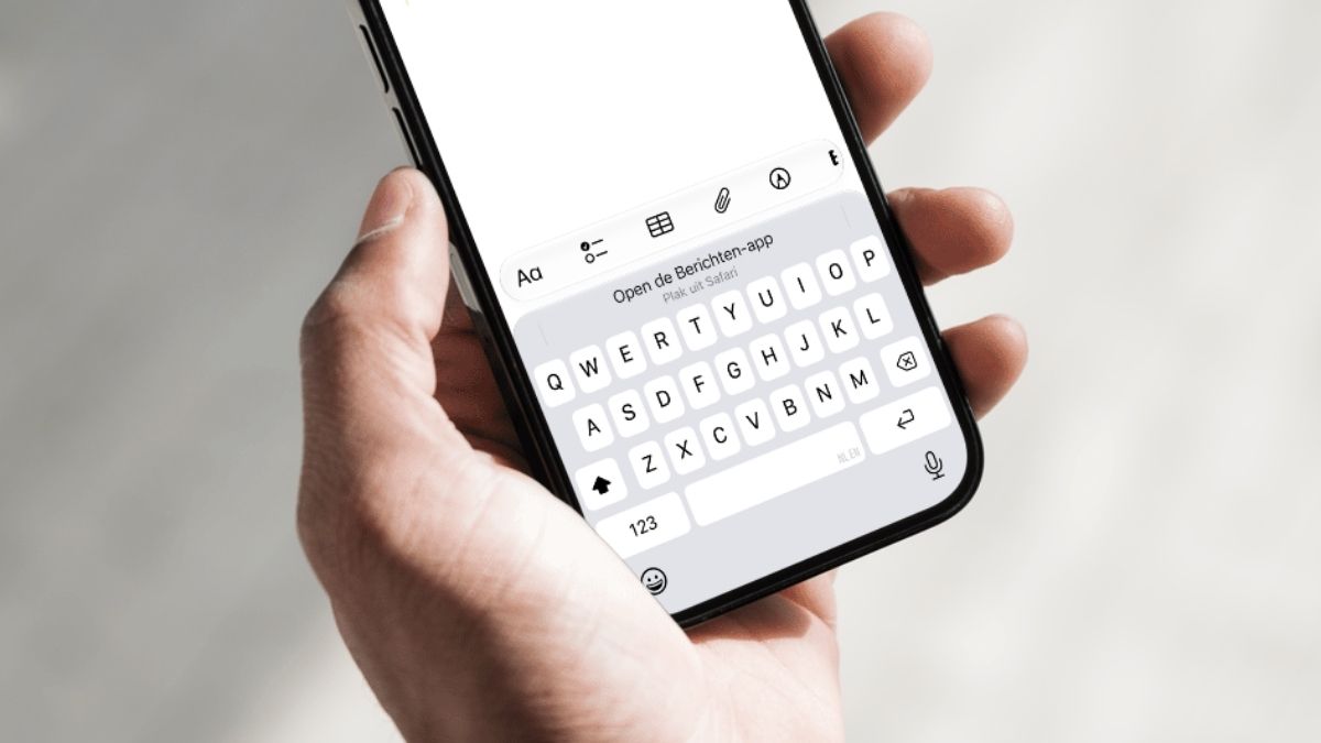 iPhone met plak-functie iOS 27 in hand