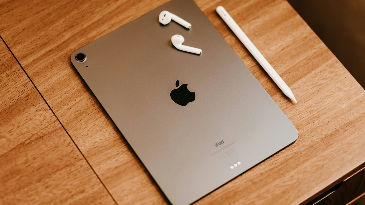 iPad op houten tafel